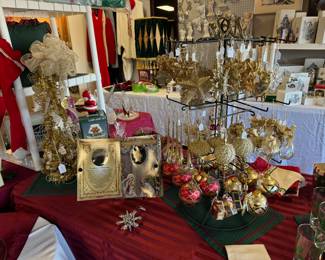 Beautiful Gold Christmas Ornaments and Decor'