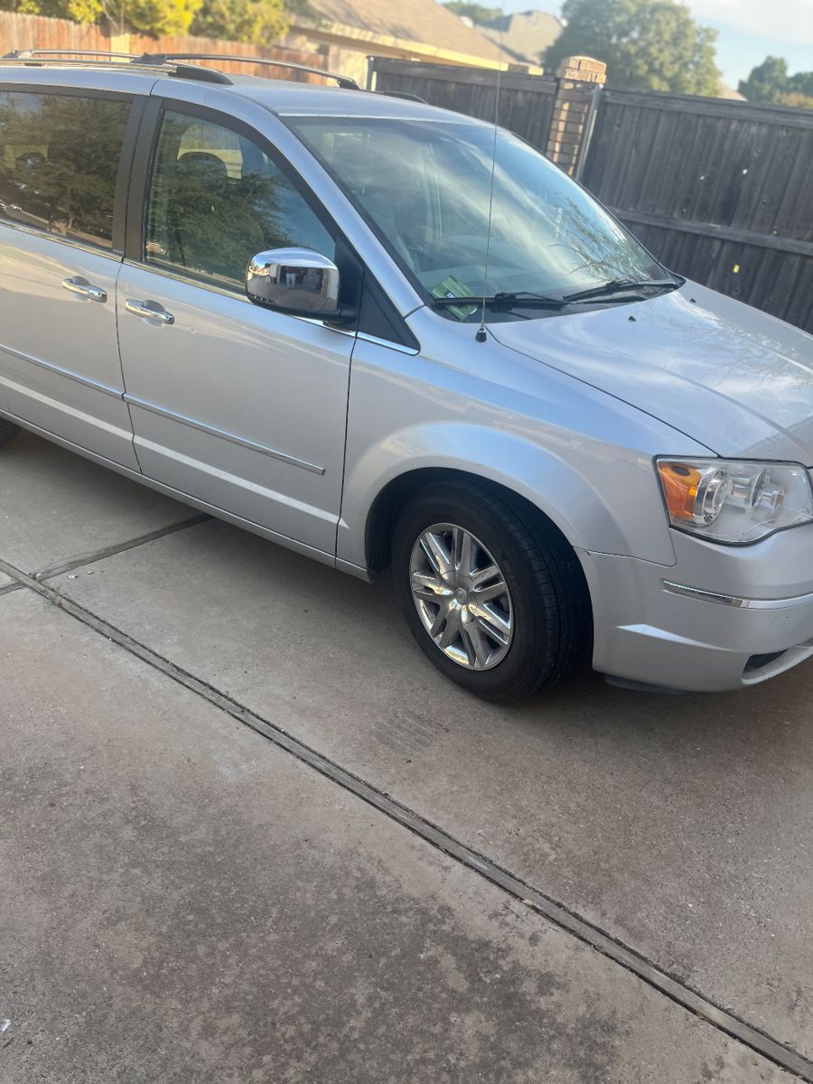 2009. Van Chrysler  ,  town  and  country