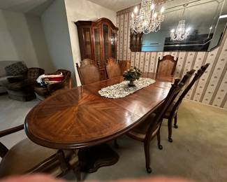 Dining table with custom pads, 2 leaves, 8 chairs