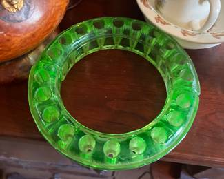 Uranium glass frog ( for flower arrangements). Black light tested!