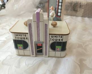 There is a set of diner pieces