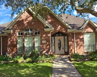 Beautiful Home and Garage Full!!