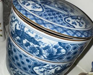Japanese Imari covered 3 tiered stacking bowl