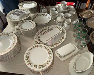 Royal Gallery Holly set 77p inc. 11 C&S, 18 Dinner plates, 2 large bowls, 12 salad bowls, 12 bread plates, 12 dessert plates, 1 Extra large oval serving plate, 2 Hors d'oeuvre plates, butter dish, gravy, C+S, S&P (x2)                                