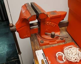 Everybody needs a few vises!