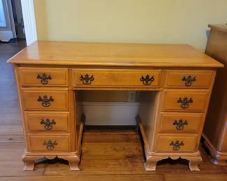 maple finish desk KLING Hawville, New York 465w x 29.5 T x 22d