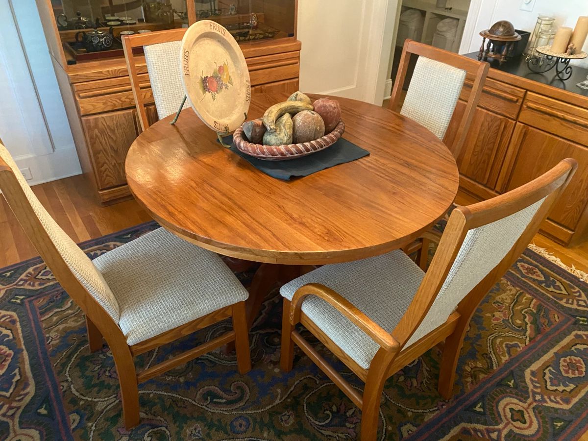 Table / 4 Chairs 480.00 - Broyhill