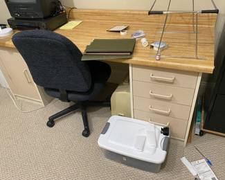 Desk $ 100.00