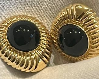 Onyx earrings in gold 