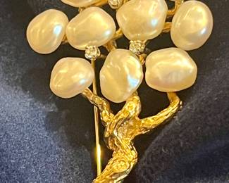 Pearl and diamond brooch
