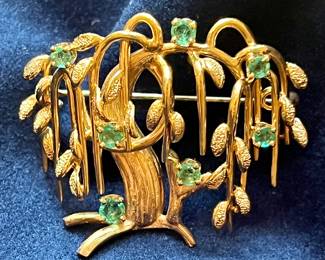 Emerald and gold brooch 