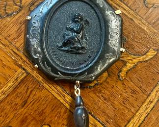 An incredible Georgian black cameo pendant in gold!