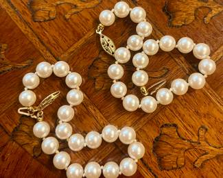 Twin set pearl bracelets in gold.