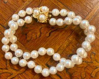 Beautiful double strand pearl bracelet in 14K circa 1950s