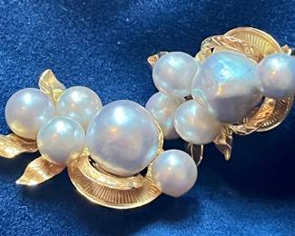 Large pearl and gold earrings 