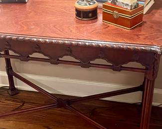 Mahogany accent table with scalloped apron and reeded stretcher