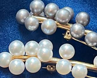 Pearl brooches in white and grey
