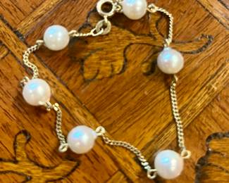 Scattered pearl bracelet in gold!