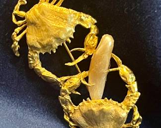 Dueling crabs brooch
