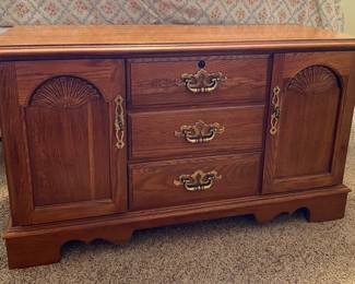 Lane cedar trunk with lifting lid top