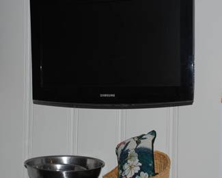 Flat Screen, family ask that the bracket remains on wall