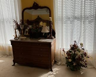 This is the dresser and mirror that matches the bed