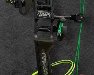 MATHEW Triax RH Bow and ICS Beman Arrow Set with Case