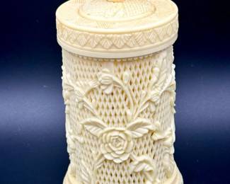 Vintage Agiftcorp Hong Kong Celluloid Forks
https://ctbids.com/estate-sale/31612/item/3566215/Vintage-Agiftcorp-Hong-Kong-Celluloid-Forks