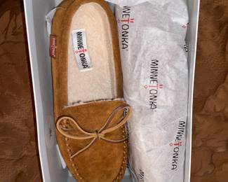 New Men's Minnetonka Slippers