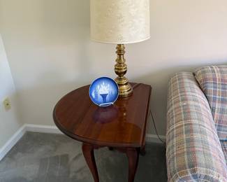 Family Room 
End table, Pr. of Brass lamps