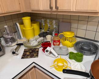 Kitchen
Bakeware, Tupperware