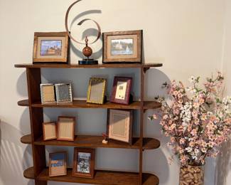 Hallway
Shelf, frames