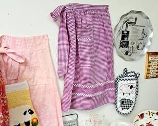 Much MCM from 2 different estates!! Aprons and other Mid Century kitchen items