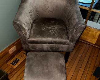 Cozy club chair w/ottoman