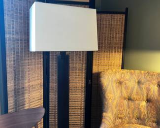 Floor lamp and woven screen
