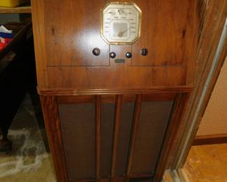 VINTAGE RCA CONSOLE TUBE RADIO