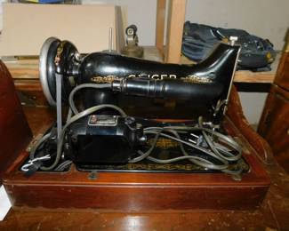 Antique Singer Sewing Machine With Carrying Case