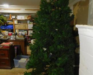 9.5' Lighted Christmas Tree