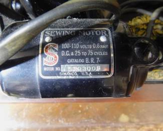 Antique Singer Sewing Machine With Carrying Case