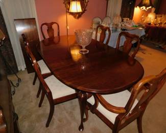 CRESCENT MAHOGANY DINING TABLE WITH 6 CHAIRS & 2 LEAVES
