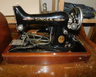 Antique Singer Sewing Machine With Carrying Case