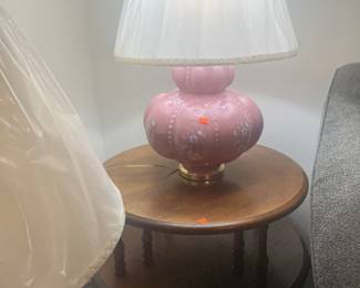 Round maple end table Pair of mauve lamps