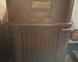 1 of 2 vintage radios