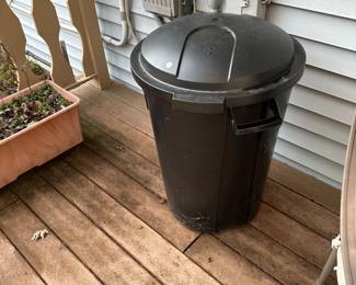 Nice like new garbage can!