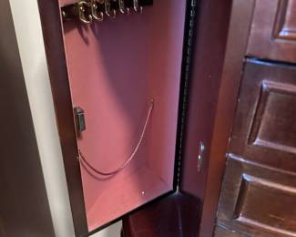 A BEAUTIFUL Jewelry Chest! 4 drawers, 2 side cabinets and a top cabinet with mirror!