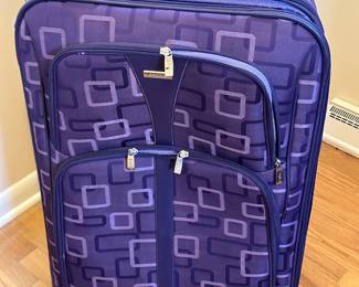 An awesome 3 piece set of Apt. 9 luggage! Large bag, Medium Bag and a Tote!