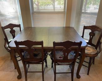 Gorgeous Antique Table & 4 Chairs