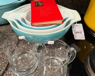 Pyrex Amish mixing bowl set
