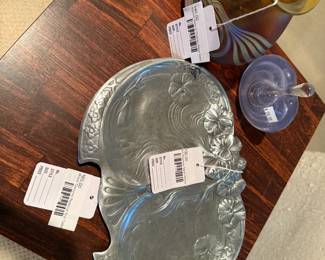 Wood-textured pedestal end table, Art Nouveau Mann platter, Signed Herb A. Thomas glass vase