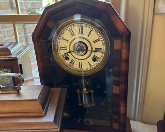 Antique mantle clock